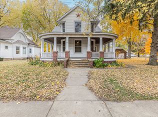 708 E Walnut St, Villa Grove, IL 61956