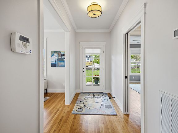 4th image of 216B 38th Ave N