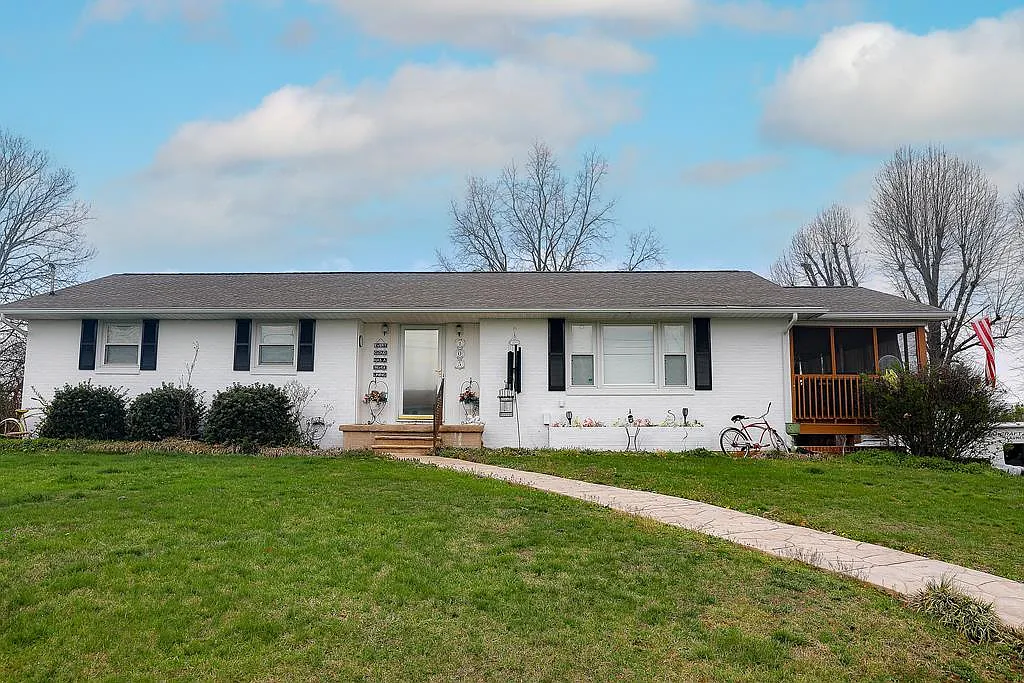 105 Lena St photo 1