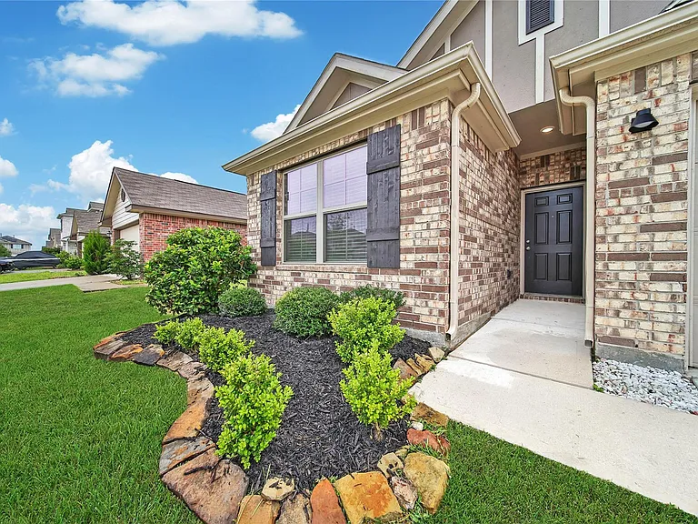1016 Brighton Orchards Ln — Photo 2