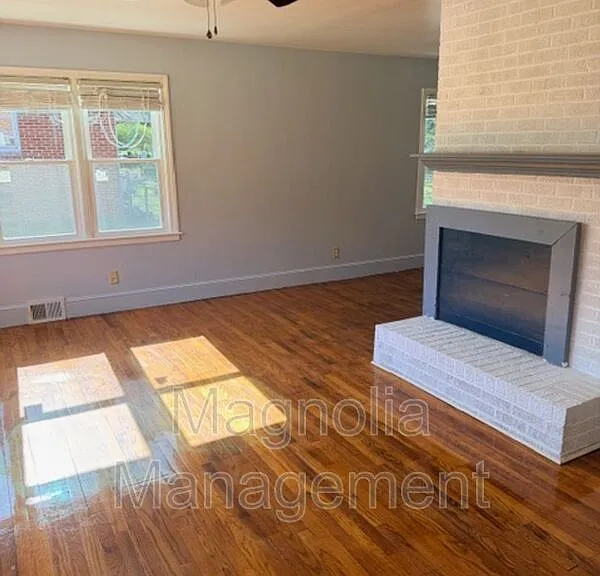 1217 Oakridge Ave — Photo 2