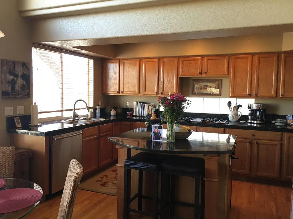 3 bed, 2300 sqft, $3,050 — Photo 2