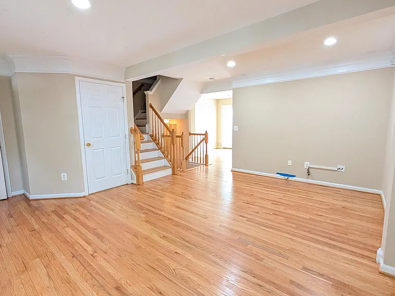 211 Shirley Sq SE — Photo 4