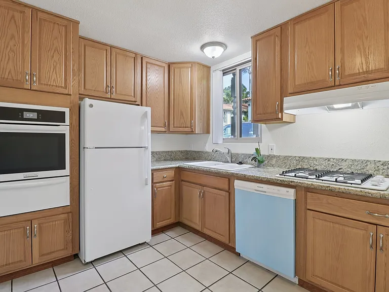 La Jollan Townhomes — Photo 10