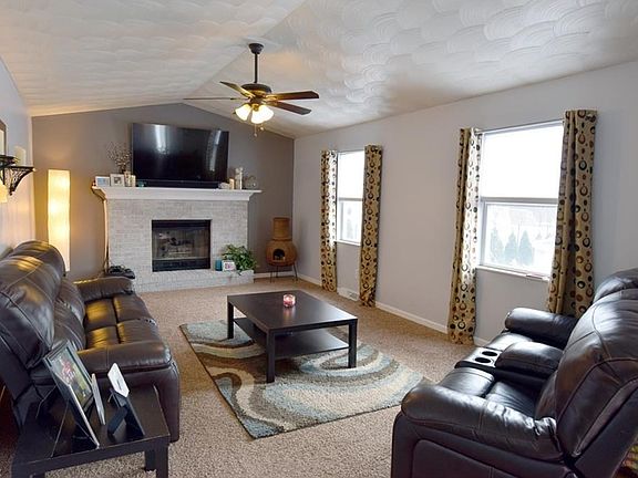 3rd image of 6835 Pinebrook Ct