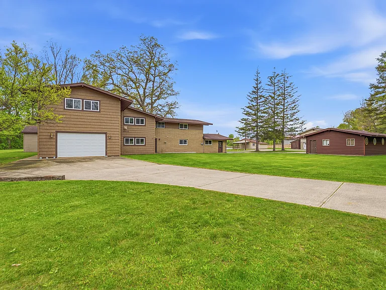 1392 Maple Grove Rd — Photo 4