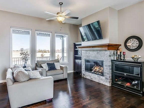 4th image of 1275 N Countrywalk St