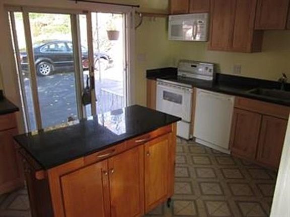 3rd image of 124 Neck St Unit 124