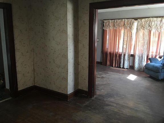 5th image of 1655 Harrisburg Pike