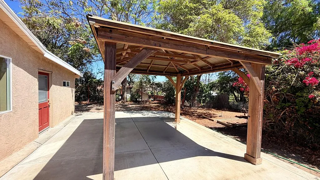 370 Las Flores Dr — Photo 4