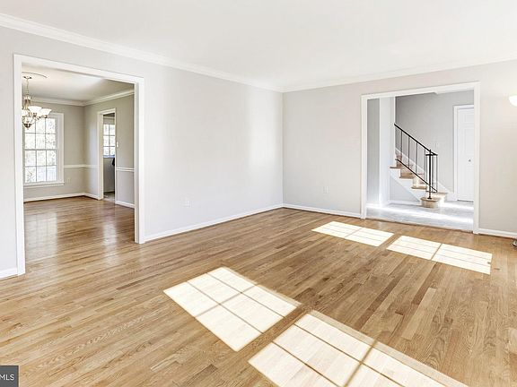 5th image of 22 Buckspark Ct