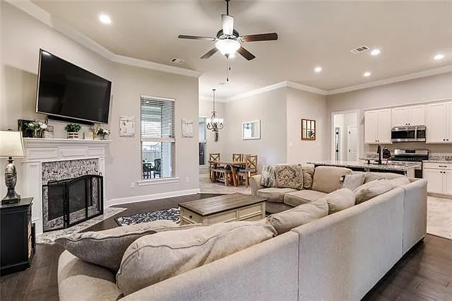 227 Ashton Parc — Photo 2