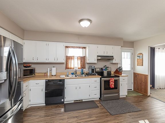 5th image of 16137 Robindale Dr