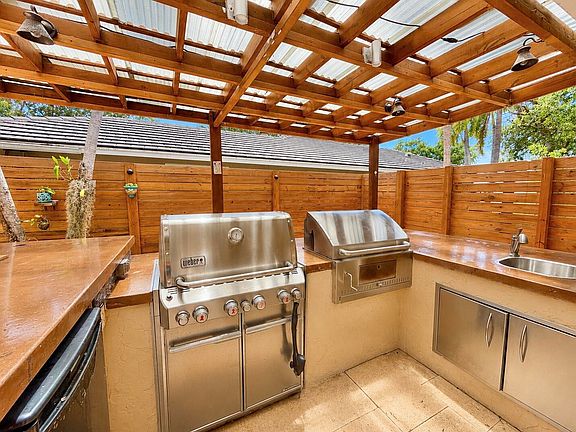 5th image of 32 SW 14TH Avenue