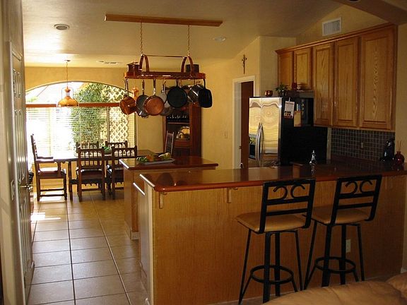 Kitchen & breakfast area