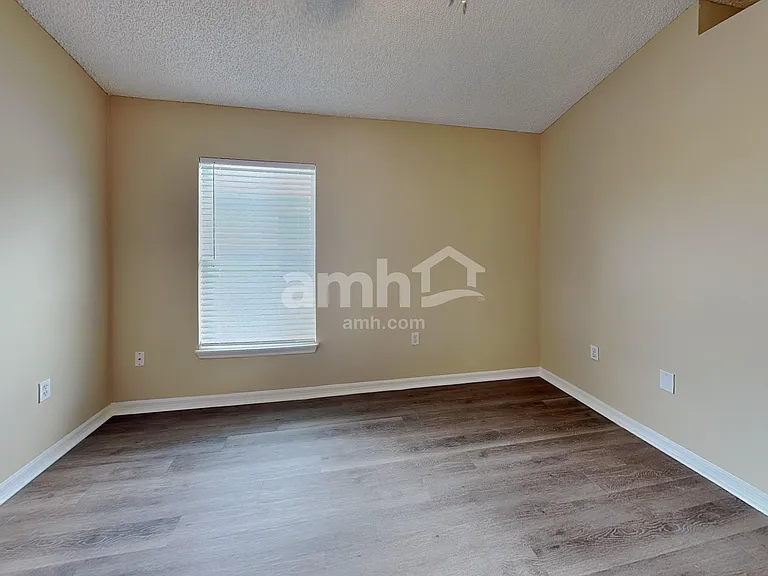2056 Redwood Cir NE — Photo 6