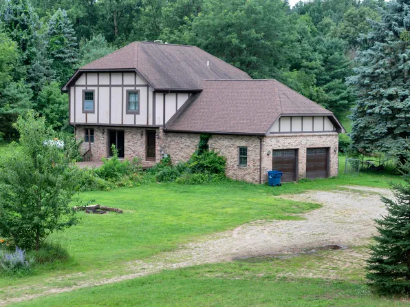1795 Hill Rd, White Lake, MI 48383