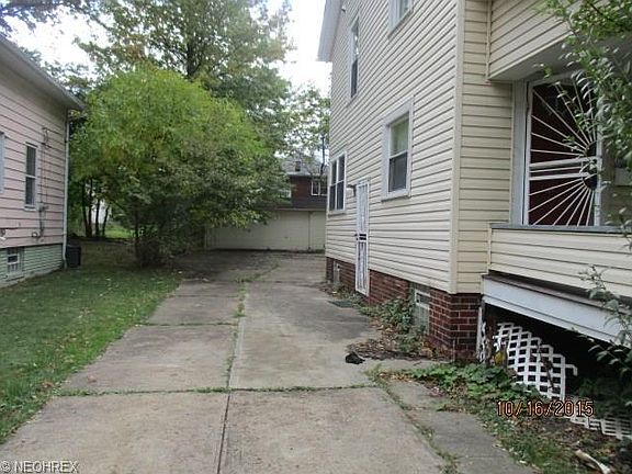 3rd image of 3392 Altamont Ave