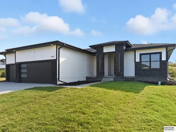 11107 S 218th St, Gretna, NE 68028