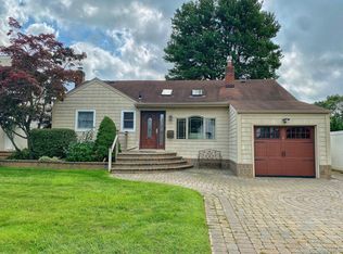 19 Stewart St, Plainview, NY 11803