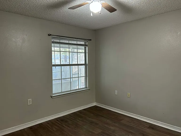 2329 Trailwood Dr — Photo 15