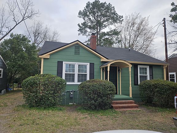Front view showing driveway to backyard