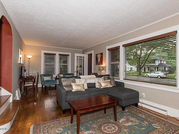 3rd image of 1103 Cambridge Dr