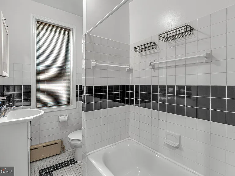 2440 Carpenter St #B — Photo 4