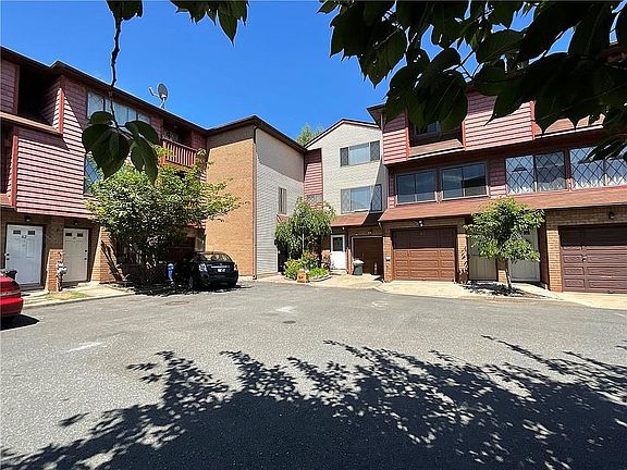 3rd image of 420 Hylan Blvd