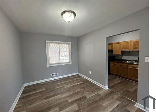 3rd image of 524 Queensgate Rd