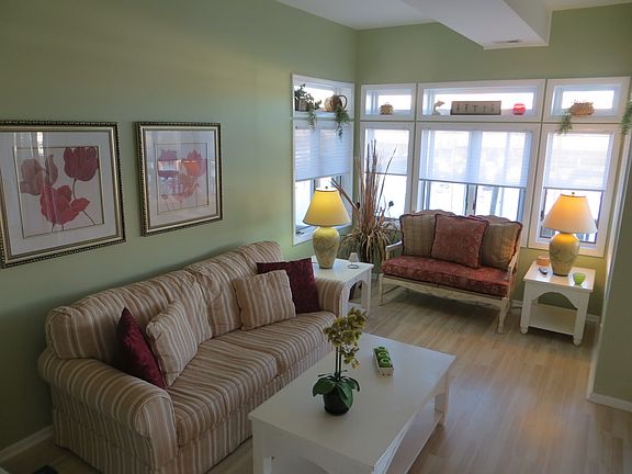 4th image of 383 43rd Pl APT 4