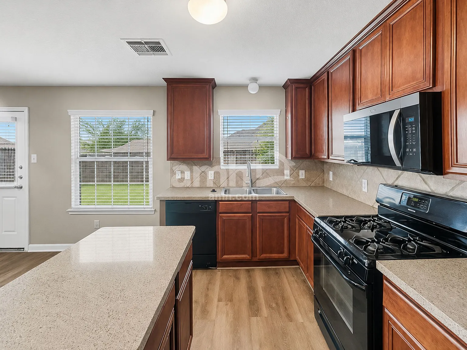 3 bed, 2.5 bath, 1905 sqft, $2,045 — Photo 3