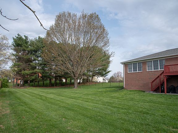 5th image of 303 Layman Ct