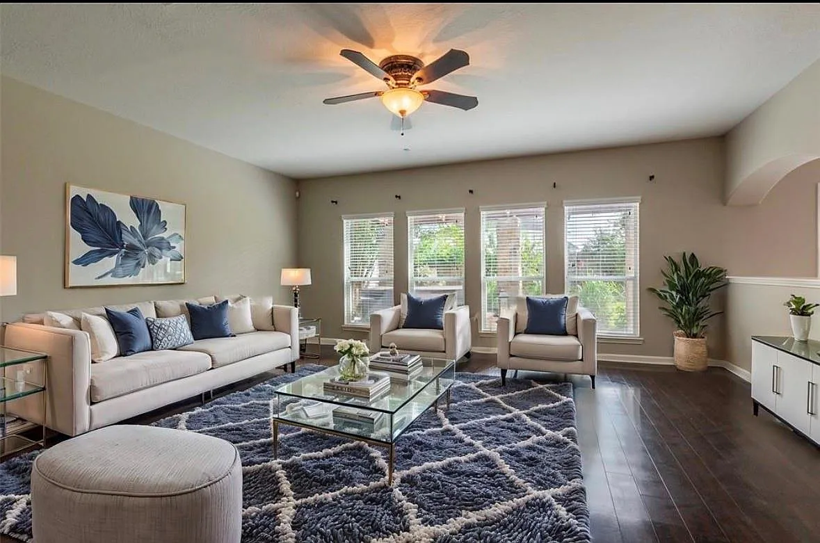 4 bed, 2.5 bath, 2364 sqft, $3,000 — Photo 1