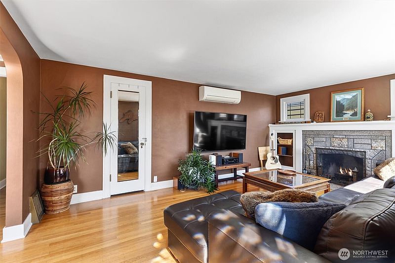 4th image of 712 NW 65th Street
