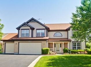 819 Deep Woods Ct, Grayslake, IL 60030
