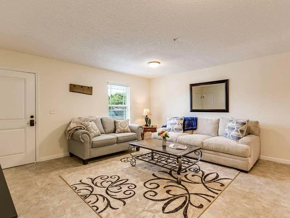 2nd image of 806 Oak St #12