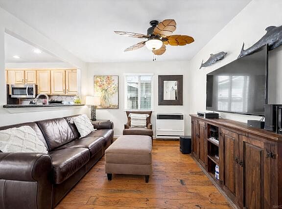 3rd image of 715 Toulon Ct