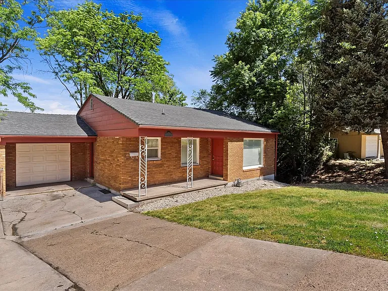 15 E Sylvia Dr — Photo 1