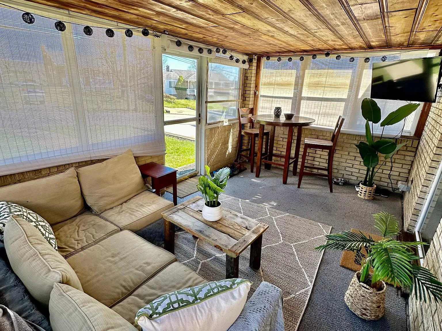 3 bed, 1.5 bath, 1100 sqft, $2,400 — Photo 4