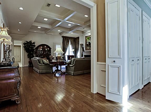 4th image of 5917 Fallsview Ln