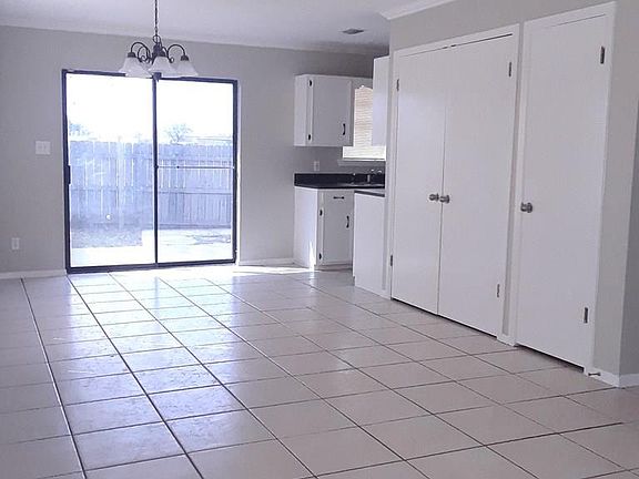 4th image of 601 E Taft Ave