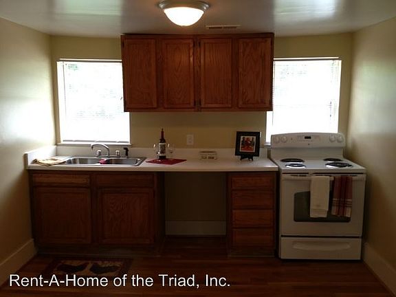 2nd image of 1105A McCormick St