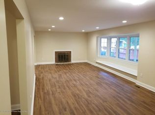 43 Livingston Ln, Manalapan, NJ 07726