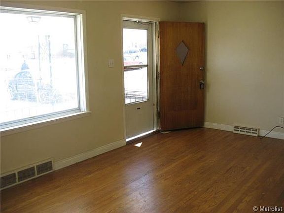5th image of 221 S Lowell Blvd