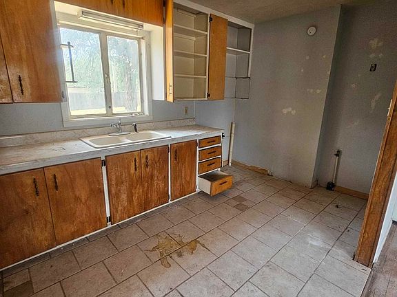 3rd image of 121 Park Dr