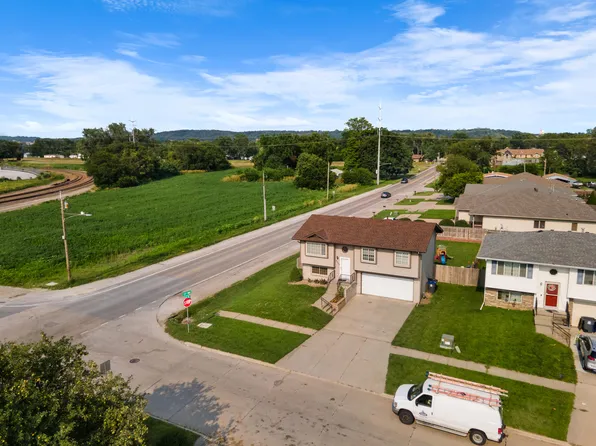 2303 S 16th St, Council Bluffs, IA 51501