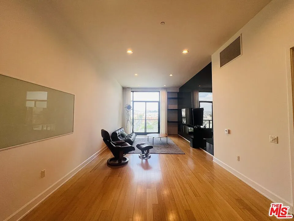 2 bed, 2.0 bath, 1690 sqft, $3,700 — Photo 4
