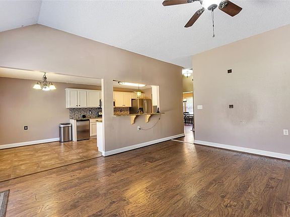 5th image of 122 Carrington Dr