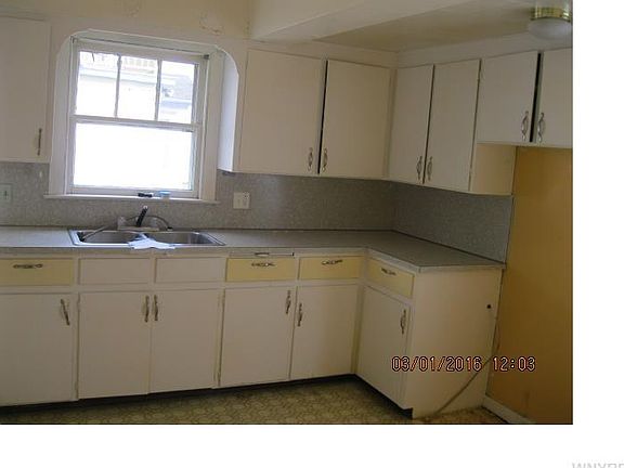 2nd image of 211 Charles St
